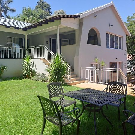 8 On Acacia Guesthouse Bedfordview Екстериор снимка