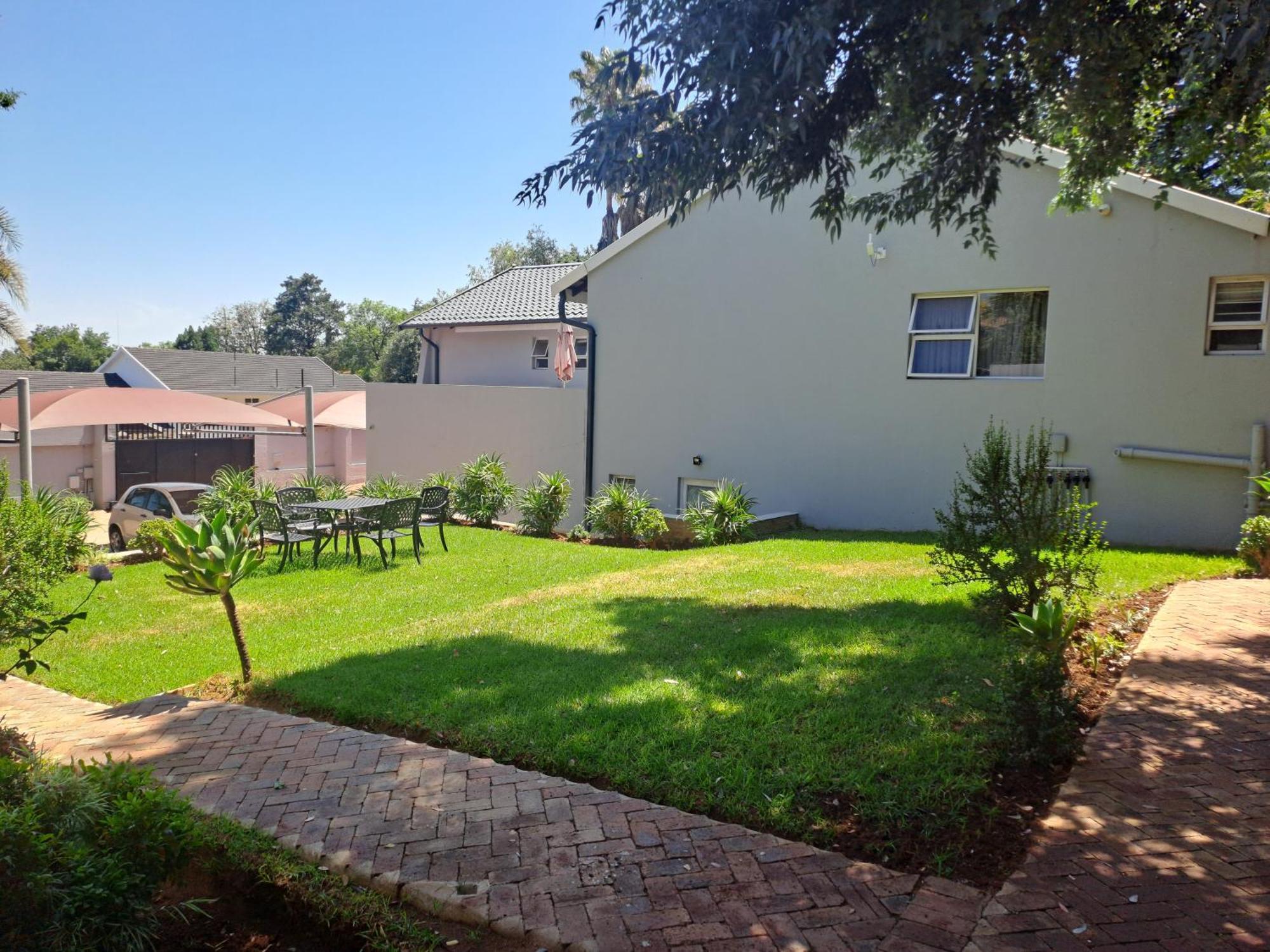 8 On Acacia Guesthouse Bedfordview Екстериор снимка