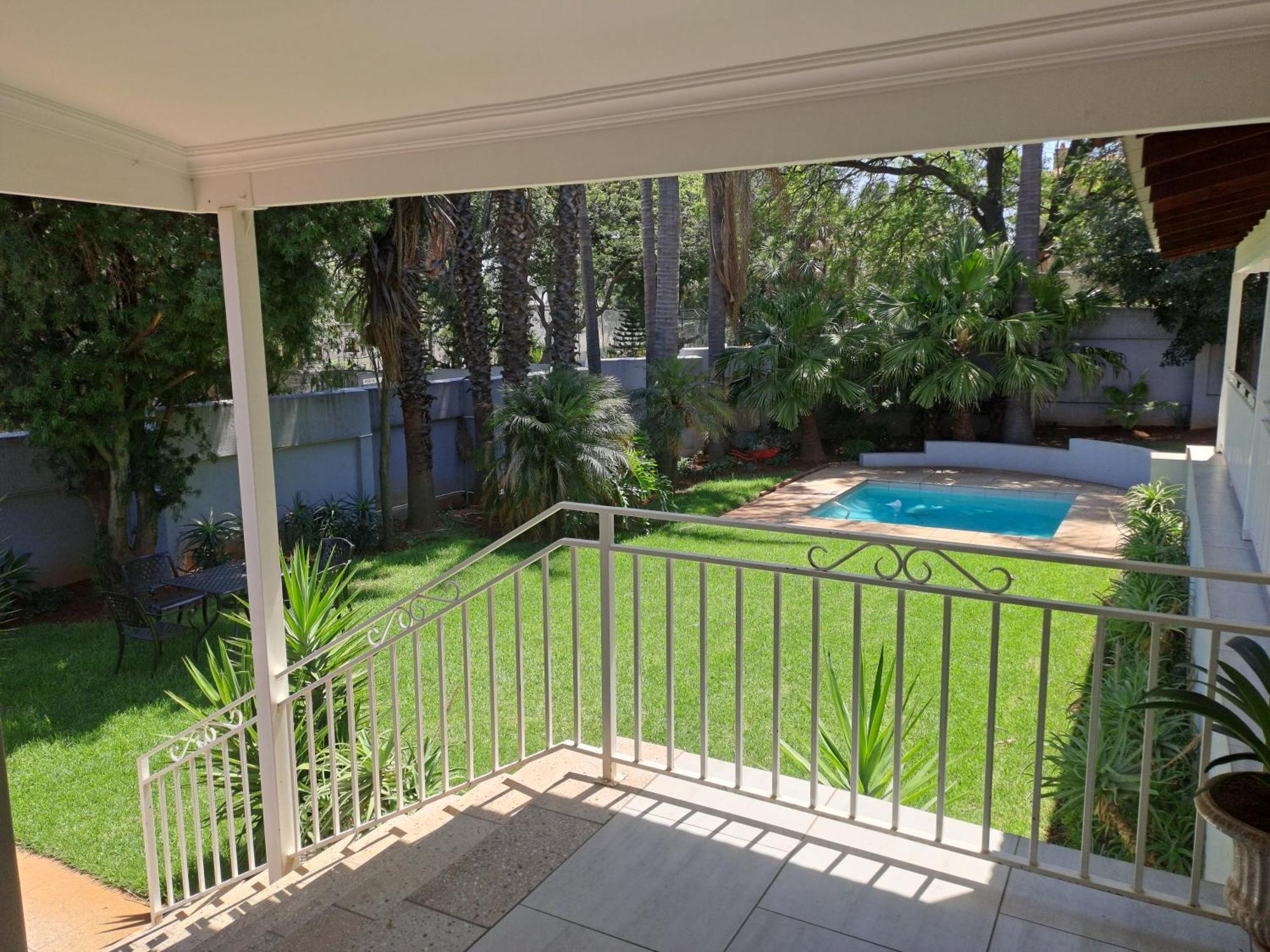 8 On Acacia Guesthouse Bedfordview Екстериор снимка