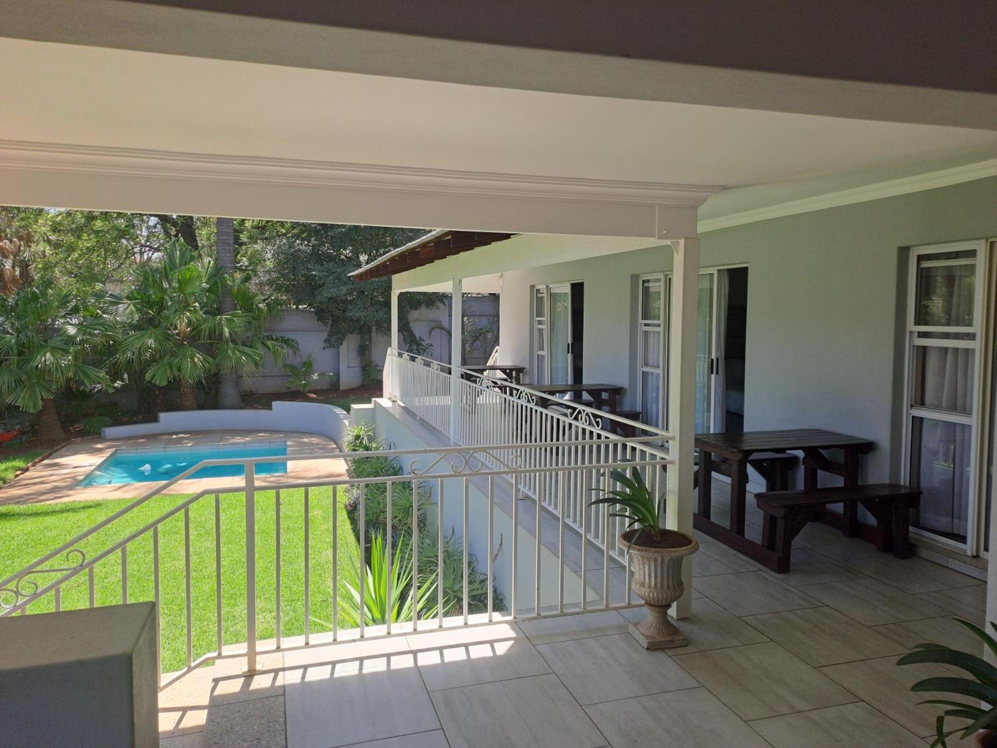8 On Acacia Guesthouse Bedfordview Екстериор снимка