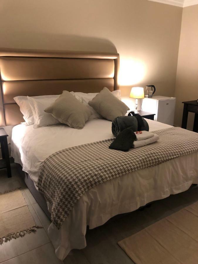 8 On Acacia Guesthouse Bedfordview Екстериор снимка