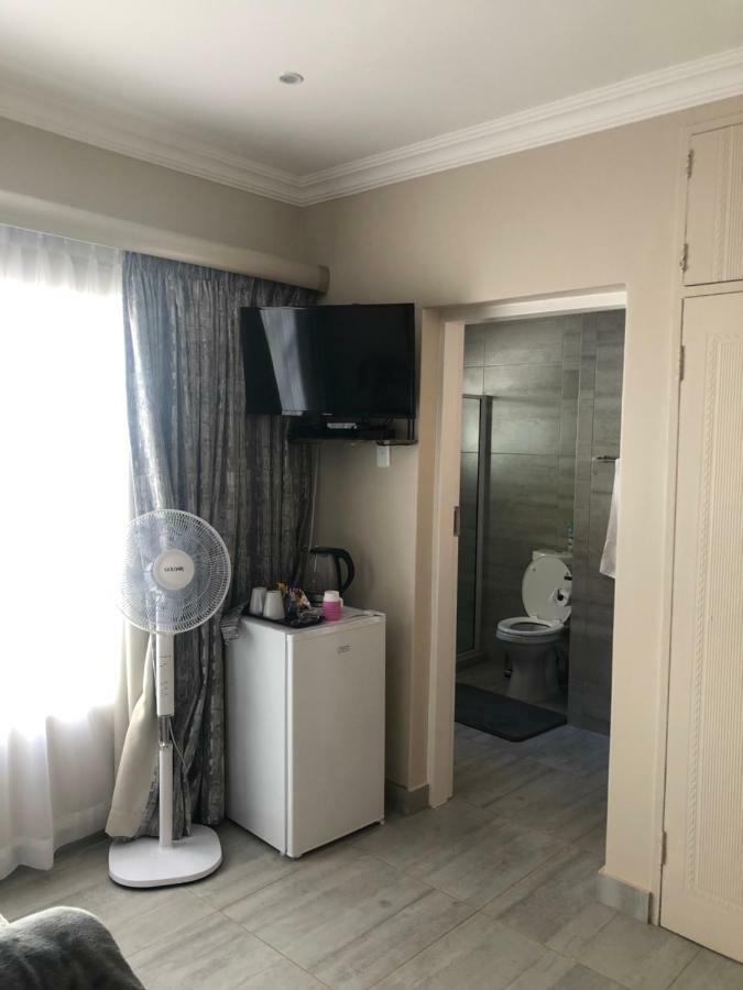 8 On Acacia Guesthouse Bedfordview Екстериор снимка