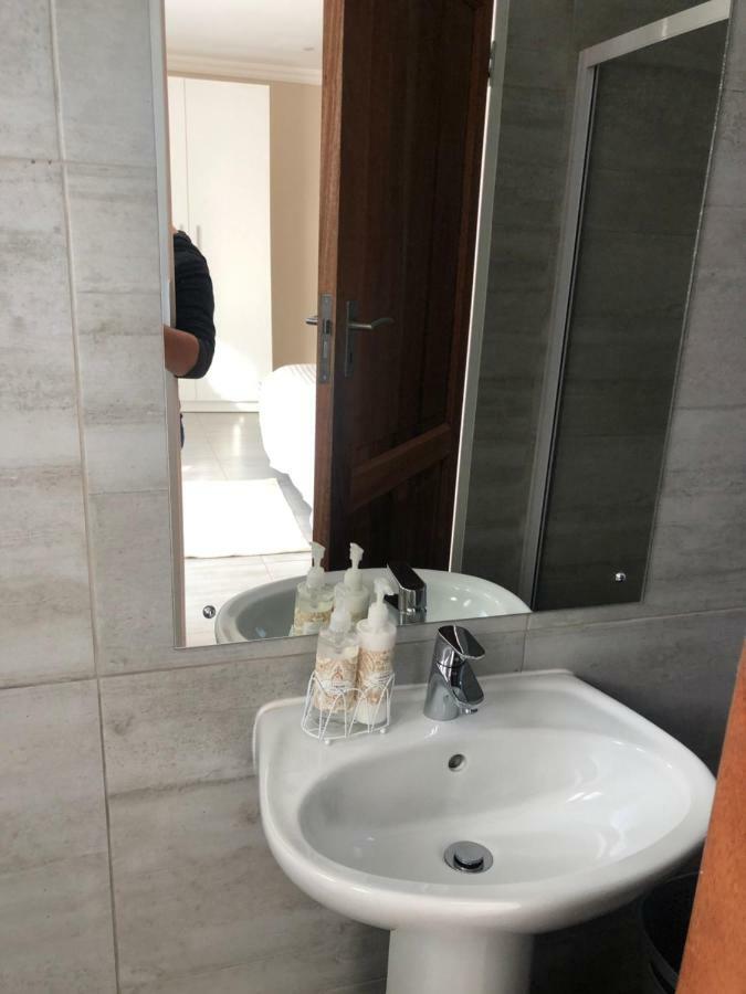 8 On Acacia Guesthouse Bedfordview Екстериор снимка