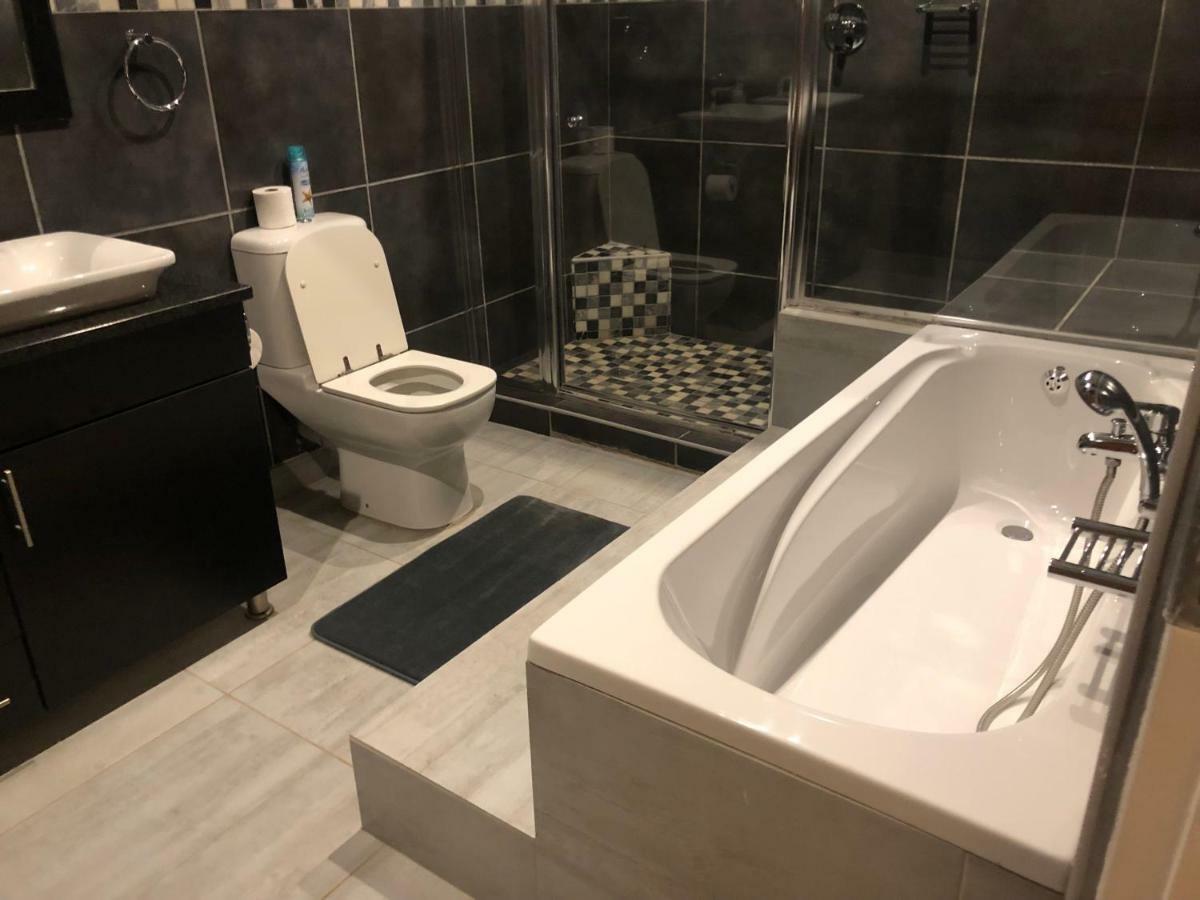 8 On Acacia Guesthouse Bedfordview Екстериор снимка