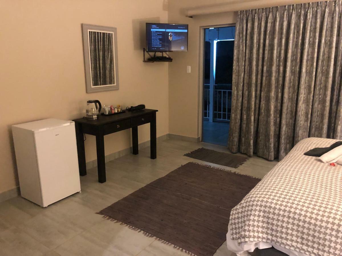 8 On Acacia Guesthouse Bedfordview Екстериор снимка