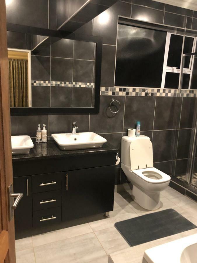 8 On Acacia Guesthouse Bedfordview Екстериор снимка