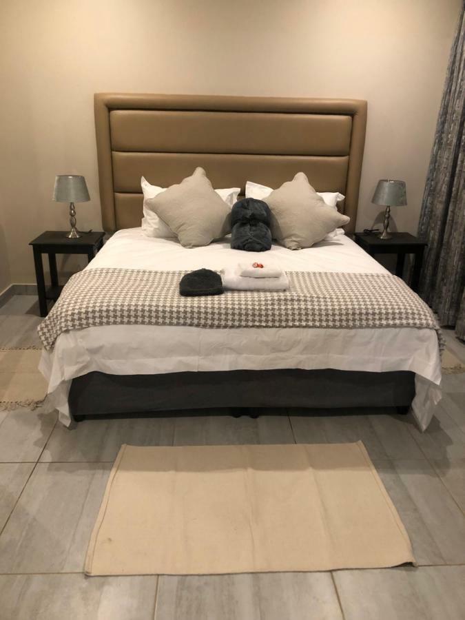 8 On Acacia Guesthouse Bedfordview Екстериор снимка