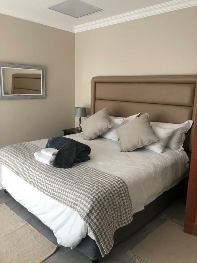 8 On Acacia Guesthouse Bedfordview Екстериор снимка