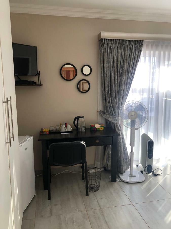 8 On Acacia Guesthouse Bedfordview Екстериор снимка