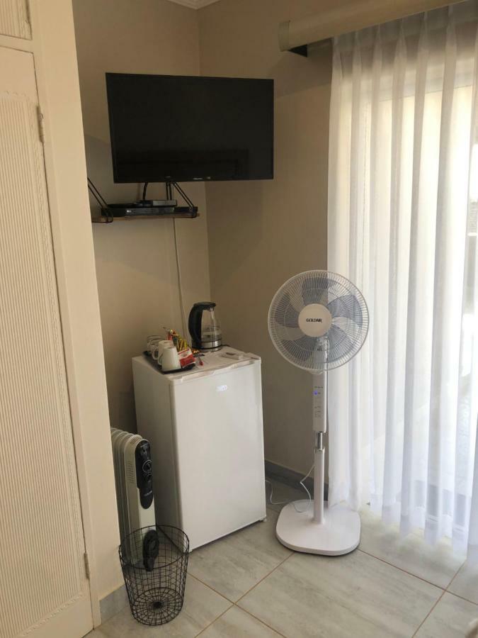 8 On Acacia Guesthouse Bedfordview Екстериор снимка