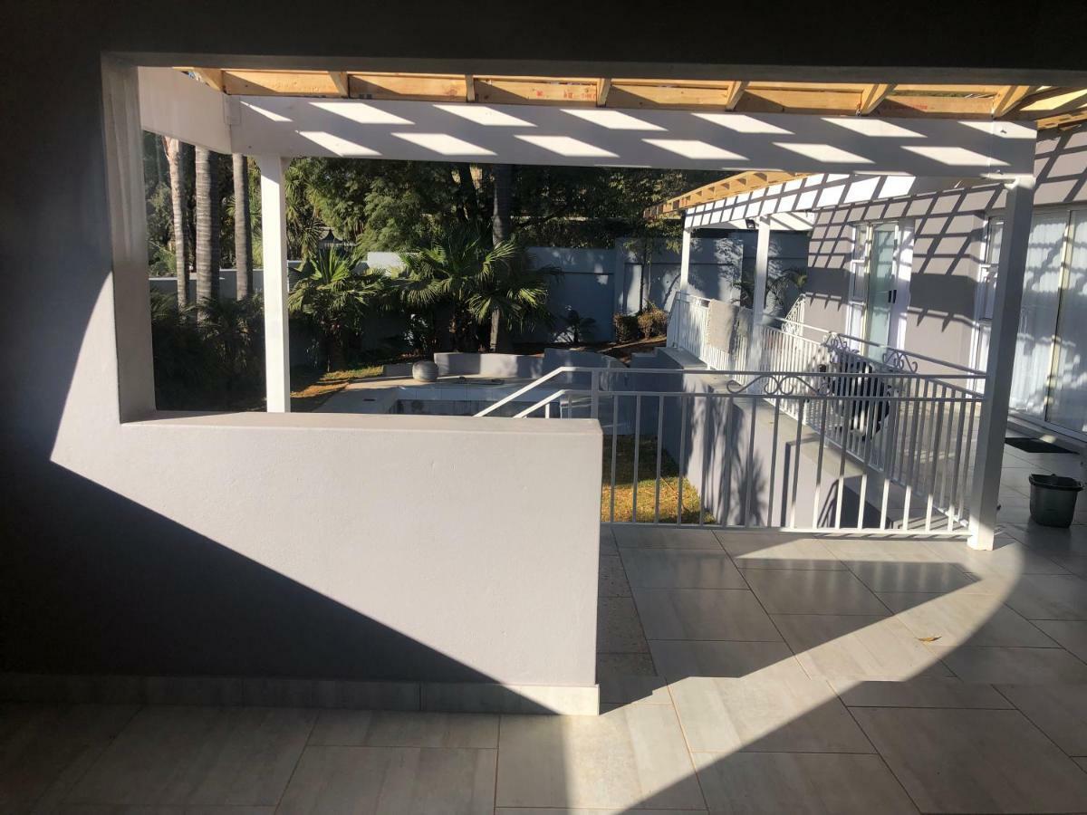 8 On Acacia Guesthouse Bedfordview Екстериор снимка