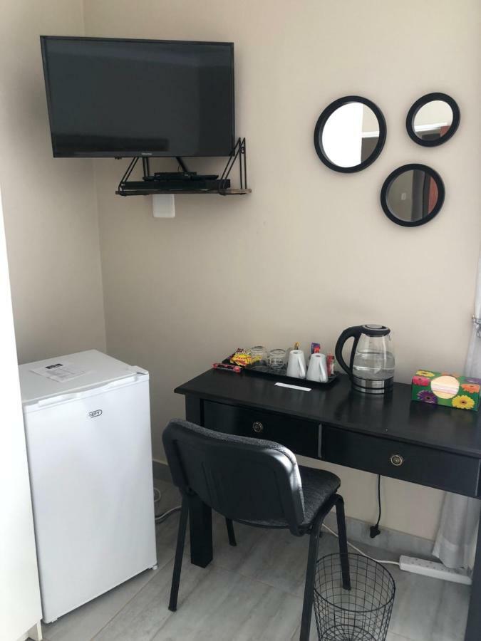 8 On Acacia Guesthouse Bedfordview Екстериор снимка
