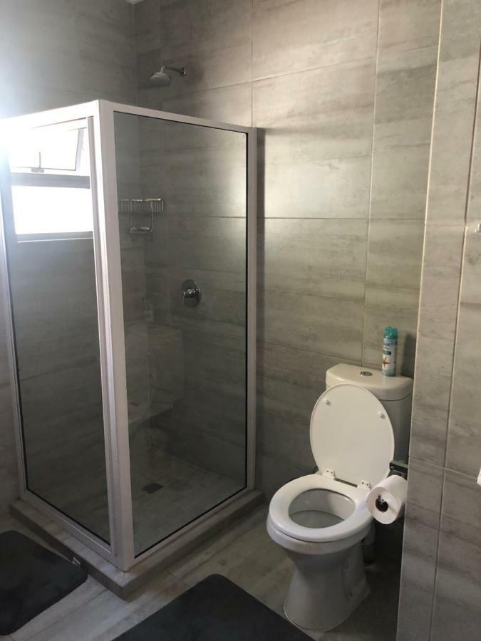 8 On Acacia Guesthouse Bedfordview Екстериор снимка