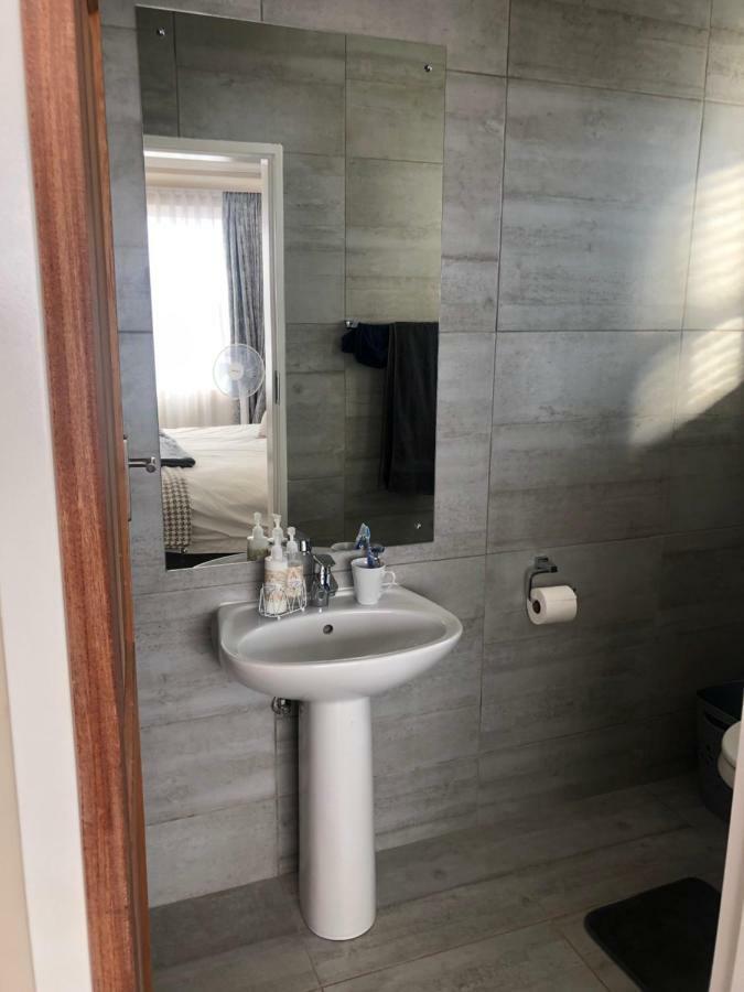 8 On Acacia Guesthouse Bedfordview Екстериор снимка