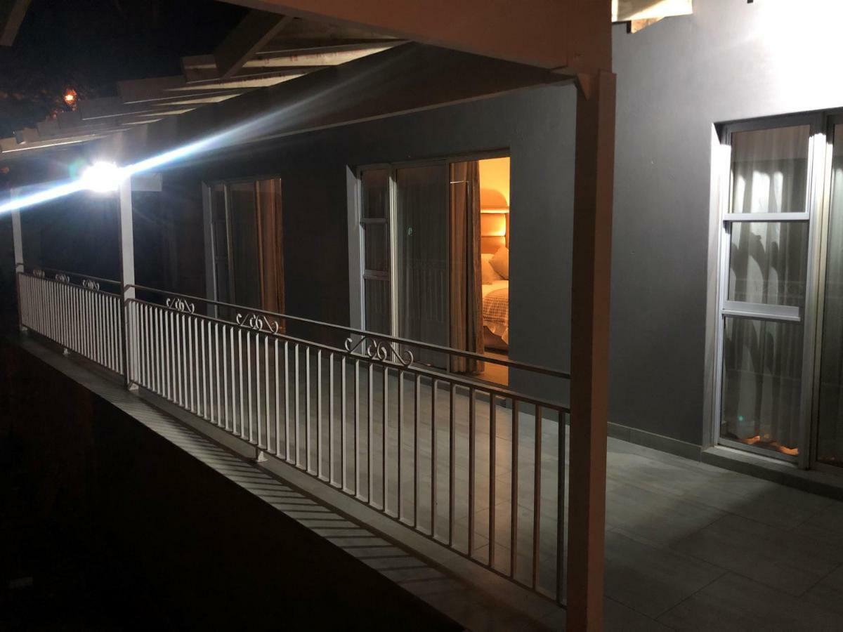 8 On Acacia Guesthouse Bedfordview Екстериор снимка