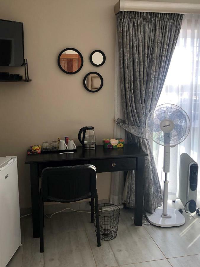8 On Acacia Guesthouse Bedfordview Екстериор снимка