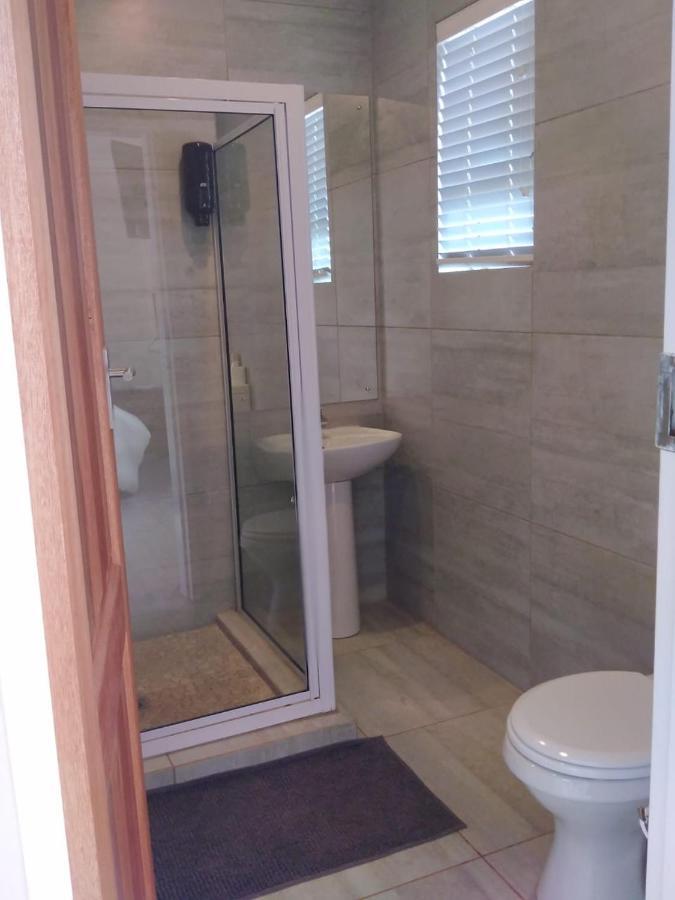 8 On Acacia Guesthouse Bedfordview Екстериор снимка