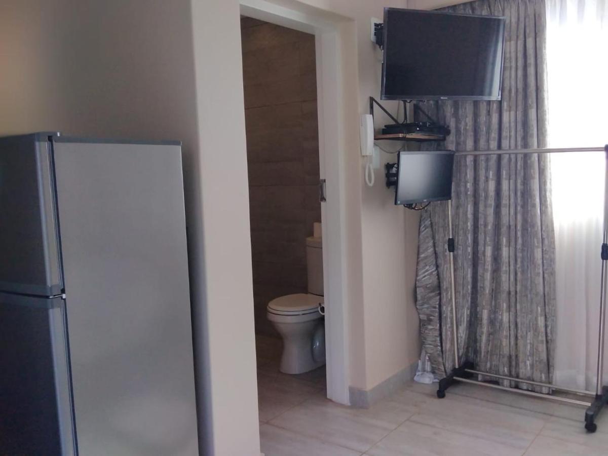 8 On Acacia Guesthouse Bedfordview Екстериор снимка